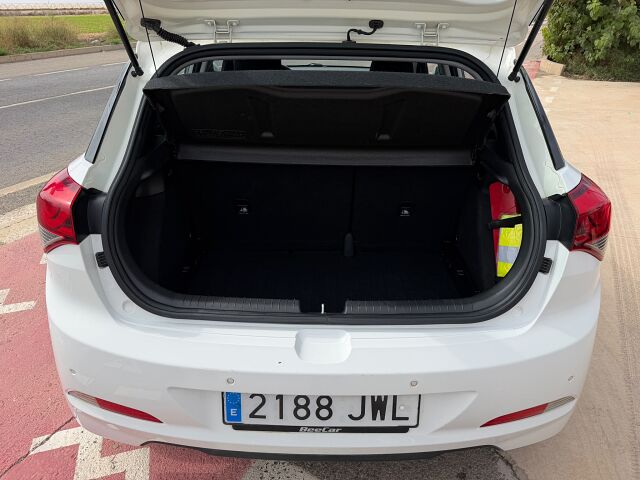 HYUNDAI I20 ACTIVE 1.2 PETROL SPANISH LHD IN SPAIN ONLY 21000 MILES SUPERB 2017